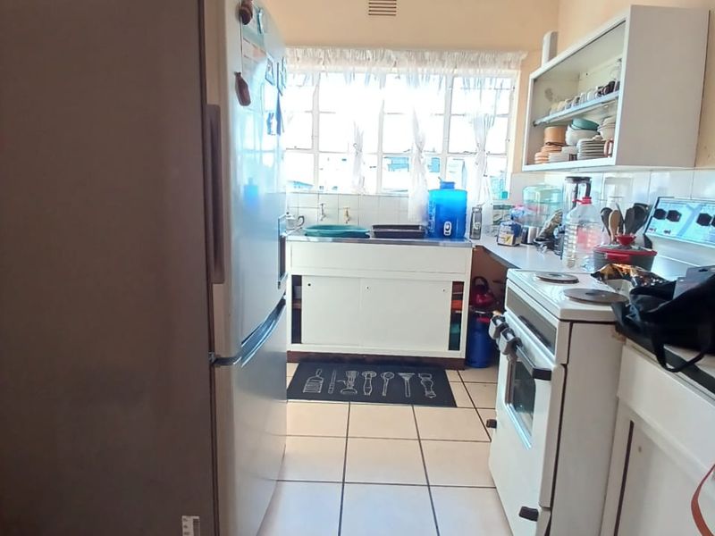 2 Bedroom flat for sale close to shopping centers - Photo 2