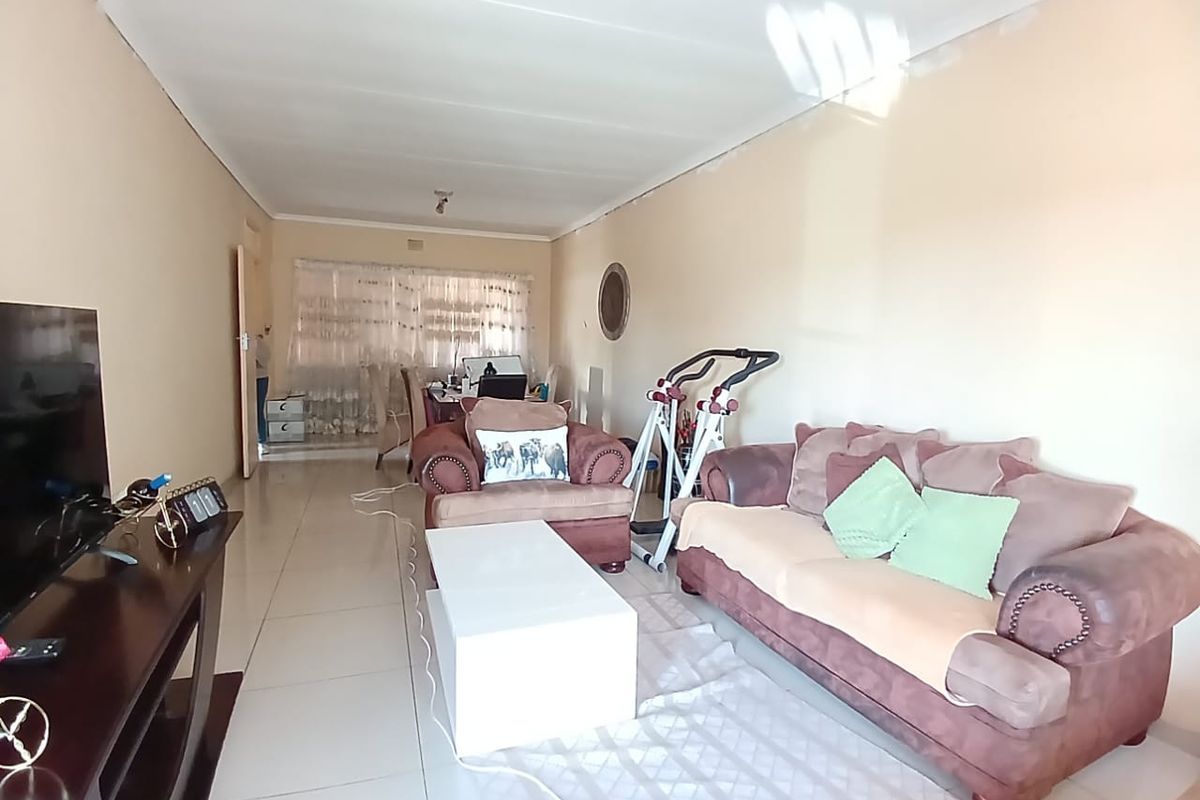 2 Bedroom flat for sale close to shopping centers - Photo 5