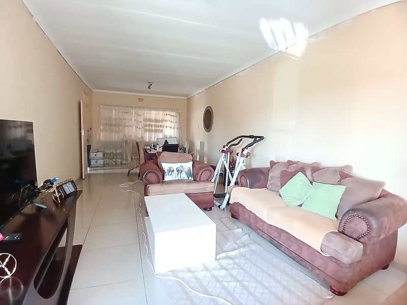 2 Bedroom flat for sale close to shopping centers - Photo 5