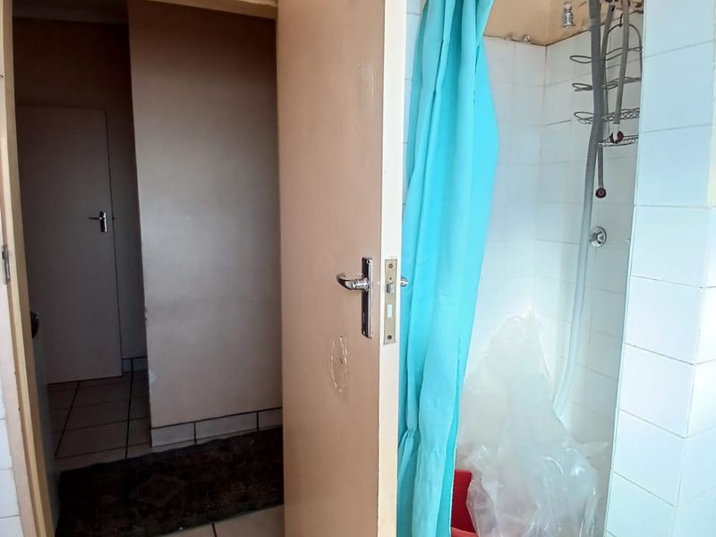 2 Bedroom flat for sale close to shopping centers - Photo 10