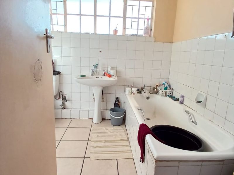 2 Bedroom flat for sale close to shopping centers - Photo 9