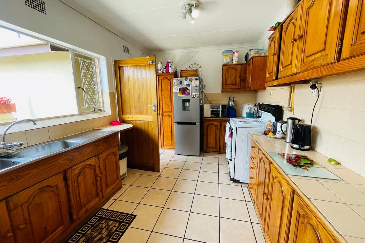 Lovely Family Home in Van Dyk Park, Boksburg - Photo 3