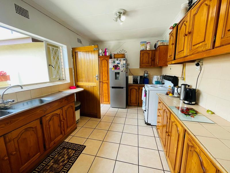 Lovely Family Home in Van Dyk Park, Boksburg - Photo 3