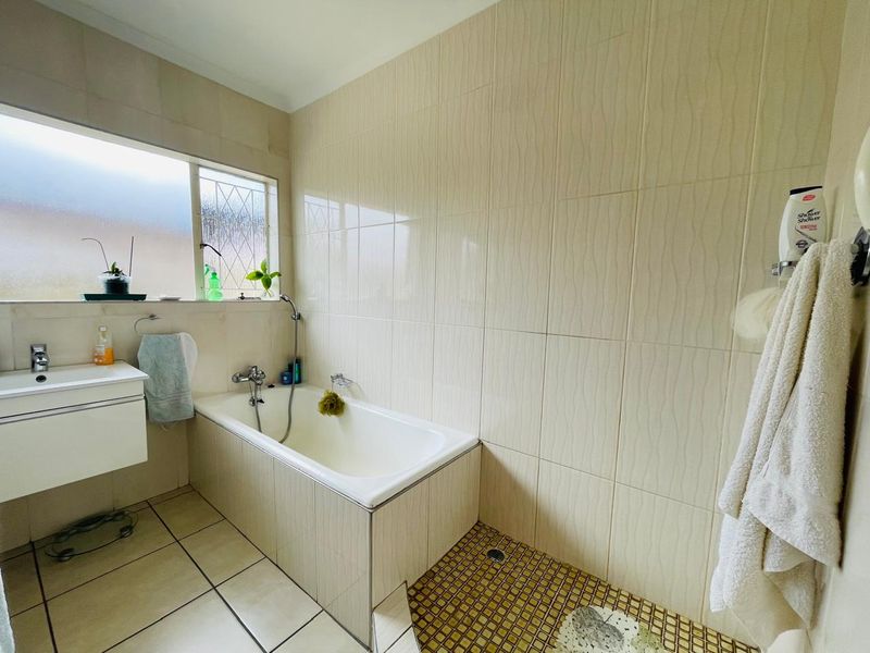 Lovely Family Home in Van Dyk Park, Boksburg - Photo 10