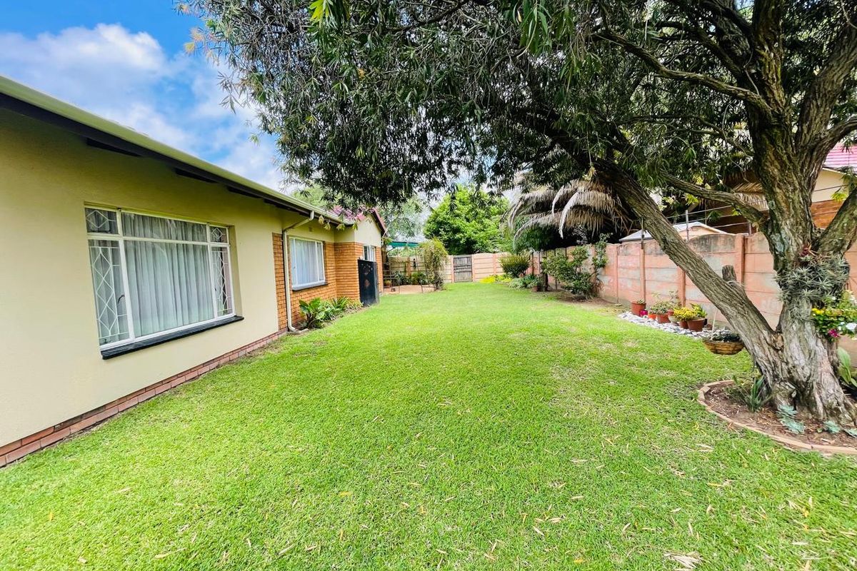 Lovely Family Home in Van Dyk Park, Boksburg - Photo 2