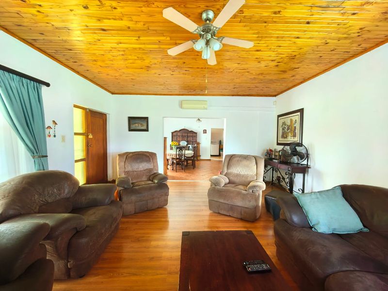 Beautiful, spacious family house for sale in Sasolburg walking distance to schools - Photo 4