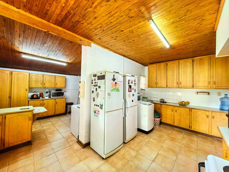 Beautiful, spacious family house for sale in Sasolburg walking distance to schools - Photo 10