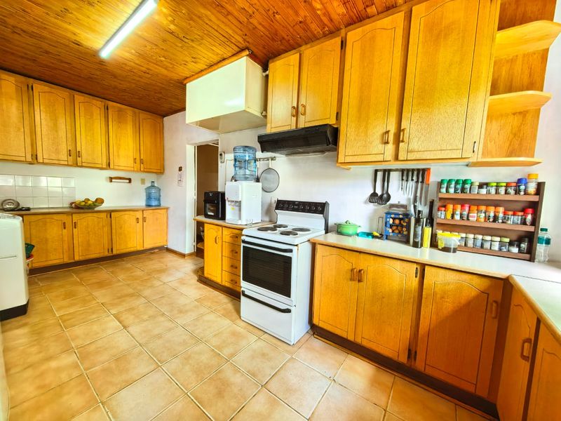 Beautiful, spacious family house for sale in Sasolburg walking distance to schools - Photo 9