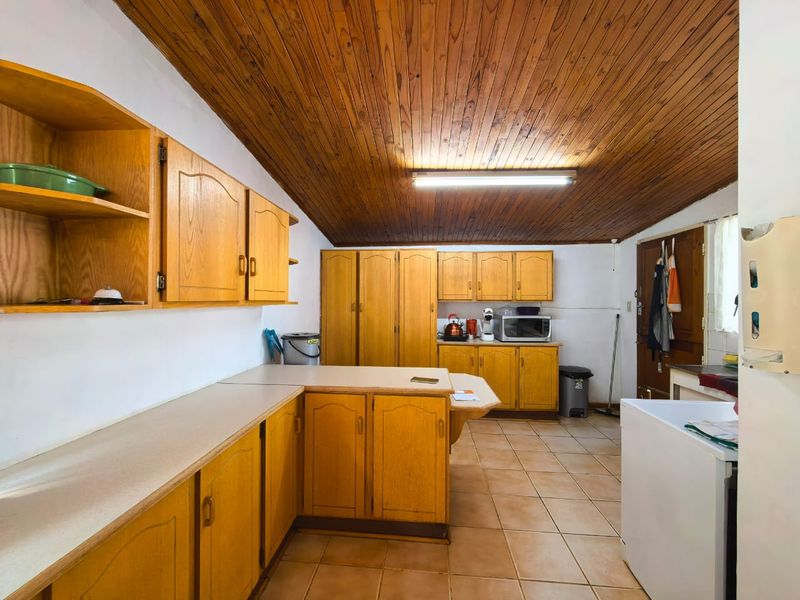 Beautiful, spacious family house for sale in Sasolburg walking distance to schools - Photo 8