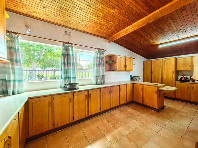 Beautiful, spacious family house for sale in Sasolburg walking distance to schools - Photo 7