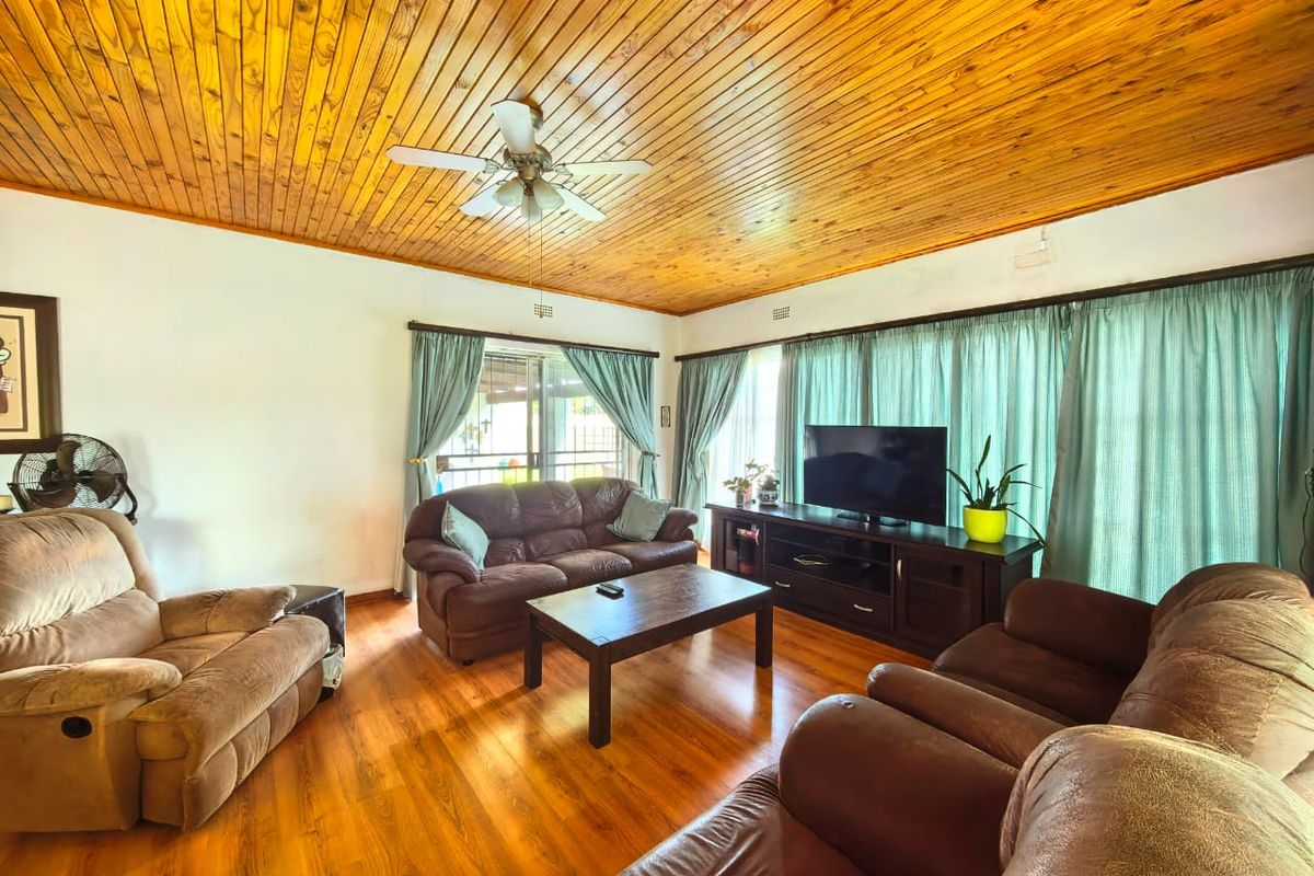 Beautiful, spacious family house for sale in Sasolburg walking distance to schools - Photo 3