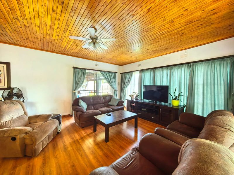 Beautiful, spacious family house for sale in Sasolburg walking distance to schools - Photo 3