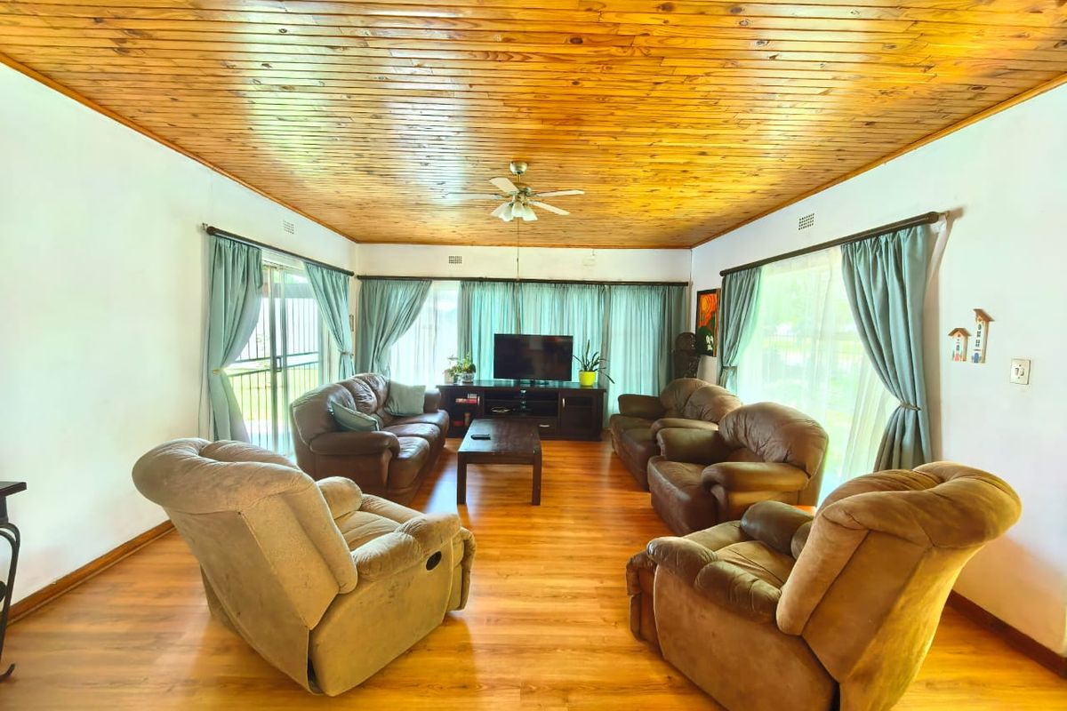 Beautiful, spacious family house for sale in Sasolburg walking distance to schools - Photo 2