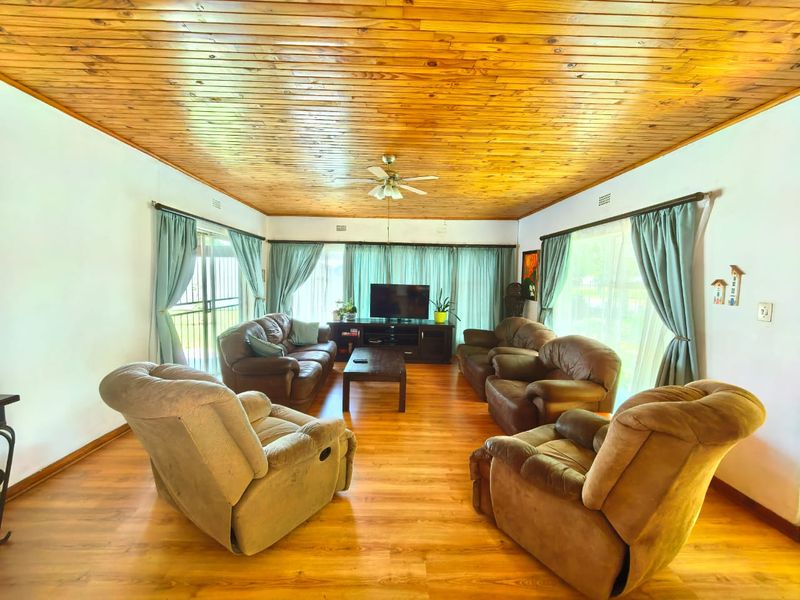 Beautiful, spacious family house for sale in Sasolburg walking distance to schools - Photo 2