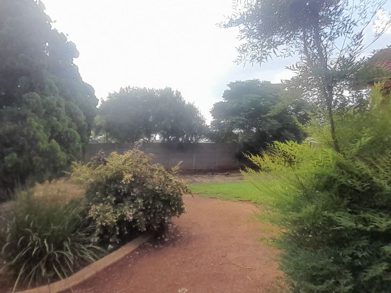 Spacious Family Home with Versatility - Photo 3