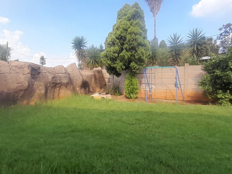 Spacious Family Home with Versatility - Photo 10