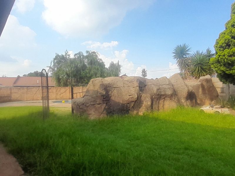 Spacious Family Home with Versatility - Photo 8