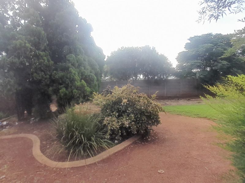 Spacious Family Home with Versatility - Photo 2