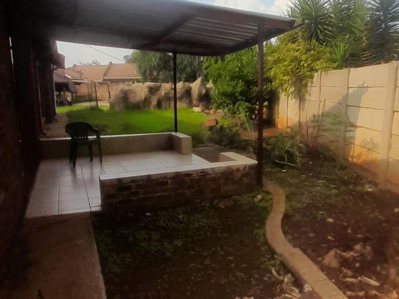 Spacious Family Home with Versatility - Photo 7