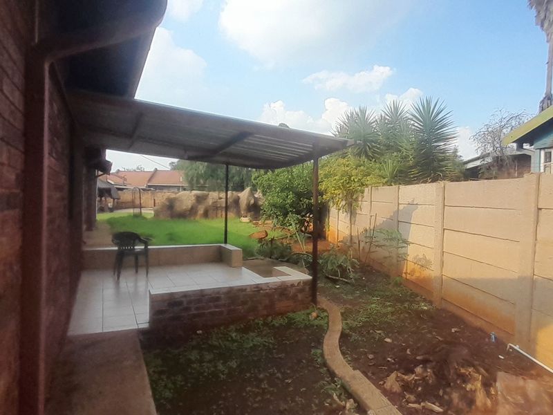 Spacious Family Home with Versatility - Photo 6