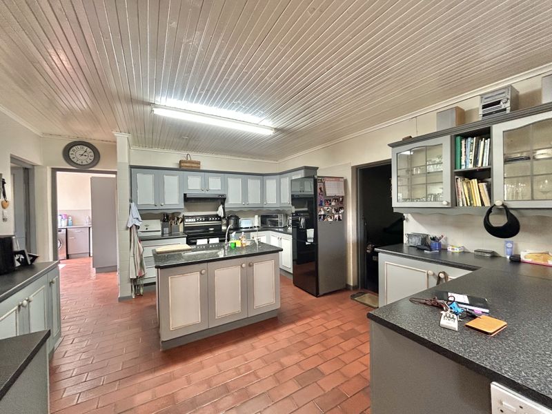 Spacious Family Home with a flatlet - Photo 10