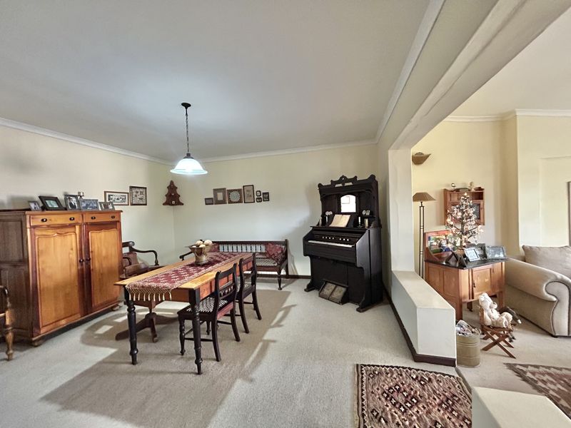 Spacious Family Home with a flatlet - Photo 8