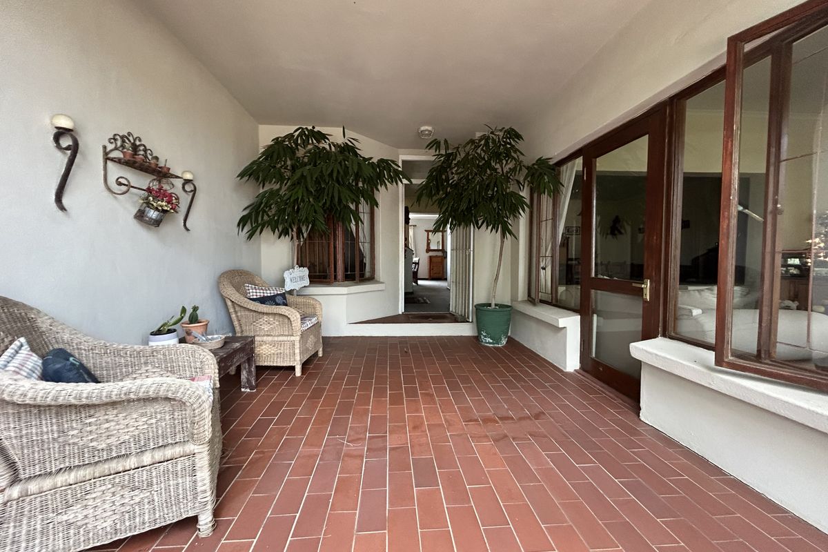 Spacious Family Home with a flatlet - Photo 3