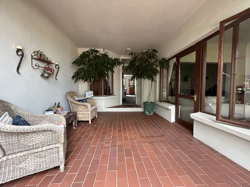 Spacious Family Home with a flatlet - Photo 3