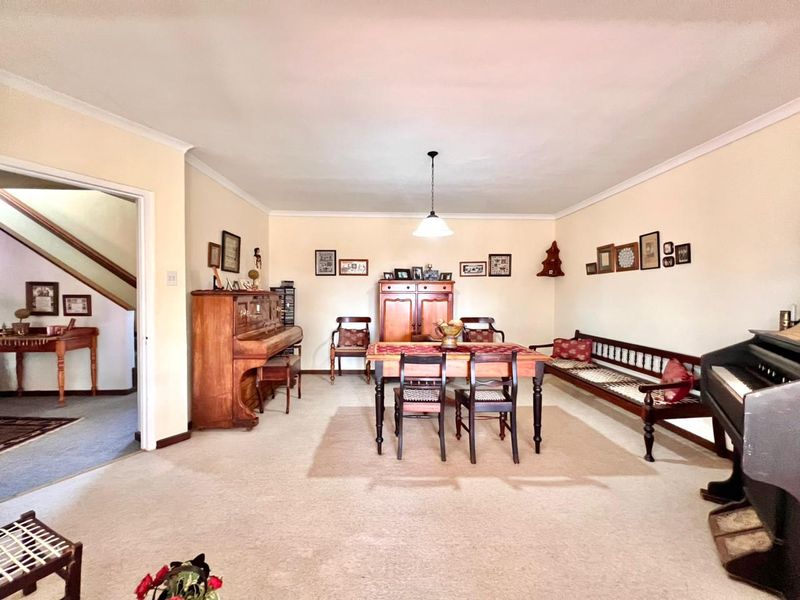 Spacious Family Home with a flatlet - Photo 9