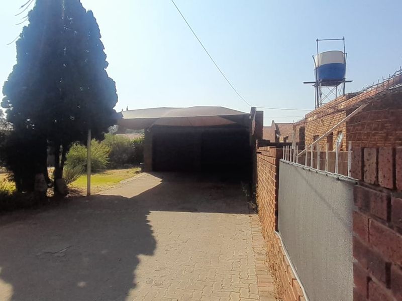 3 Bedroom house with huge potential !!!! - Photo 3