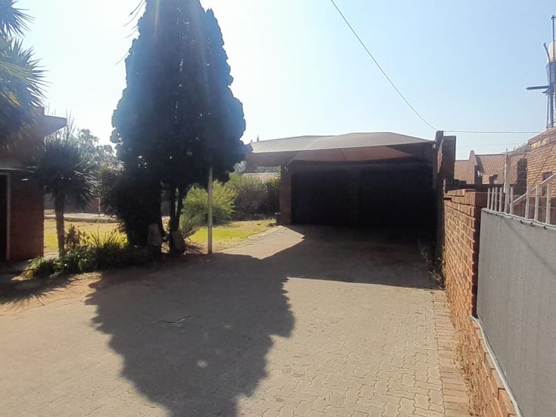 3 Bedroom house with huge potential !!!! - Photo 2