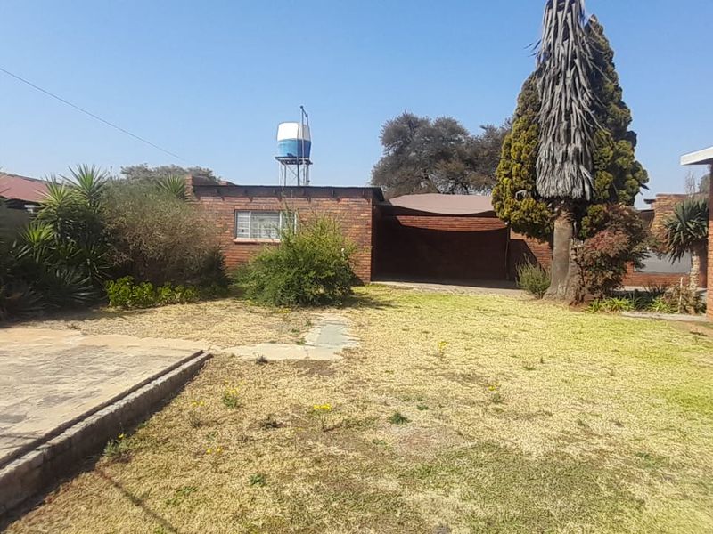 3 Bedroom house with huge potential !!!! - Photo 5