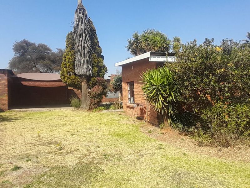 3 Bedroom house with huge potential !!!! - Photo 6