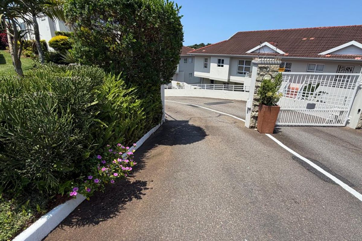 Beautifully Renovated 3-Bedroom Walk-In Apartment with Sea Views - Photo 3