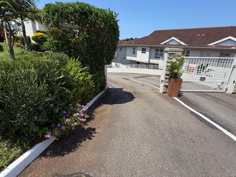 Beautifully Renovated 3-Bedroom Walk-In Apartment with Sea Views - Photo 3