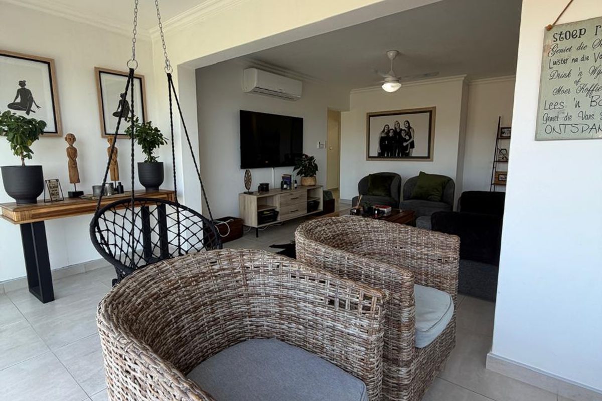 Beautifully Renovated 3-Bedroom Walk-In Apartment with Sea Views - Photo 5
