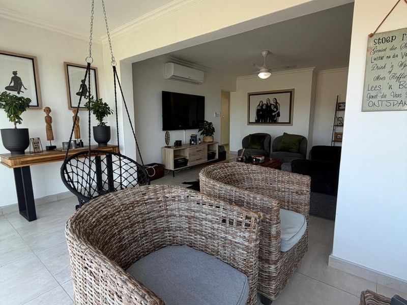 Beautifully Renovated 3-Bedroom Walk-In Apartment with Sea Views - Photo 5