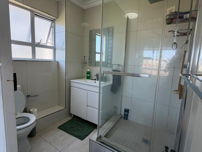 Beautifully Renovated 3-Bedroom Walk-In Apartment with Sea Views - Photo 10