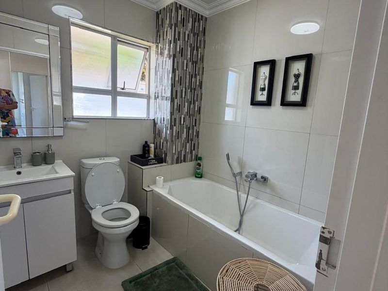 Beautifully Renovated 3-Bedroom Walk-In Apartment with Sea Views - Photo 8