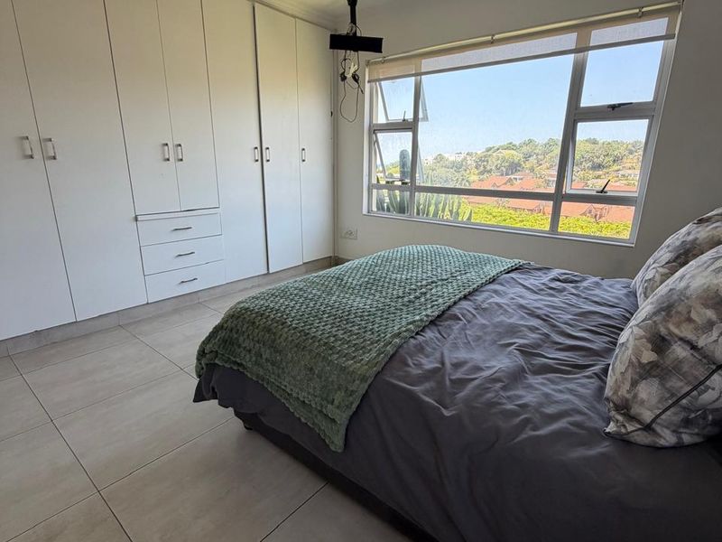 Beautifully Renovated 3-Bedroom Walk-In Apartment with Sea Views - Photo 6