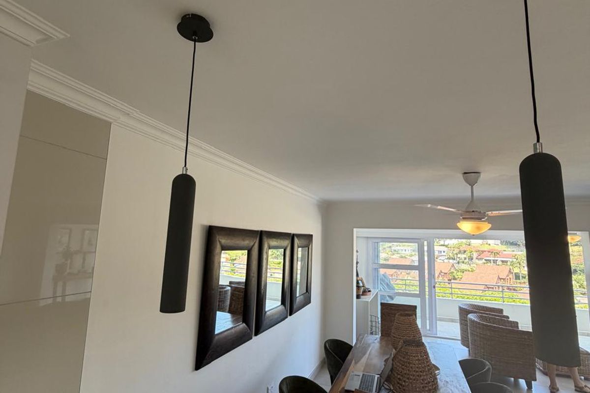Beautifully Renovated 3-Bedroom Walk-In Apartment with Sea Views - Photo 4