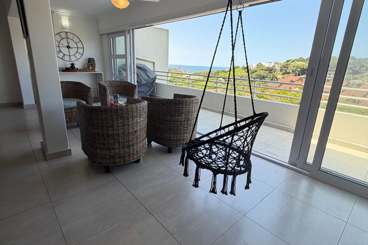 Beautifully Renovated 3-Bedroom Walk-In Apartment with Sea Views - Photo 2