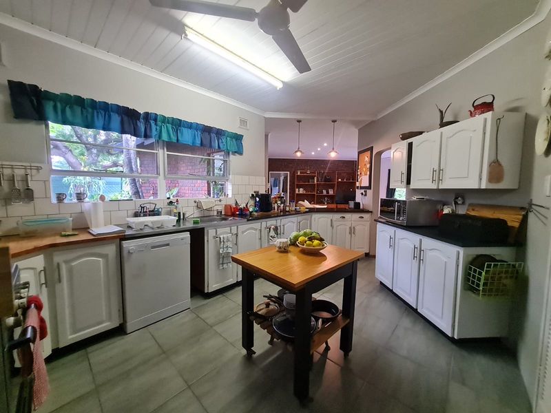 4 bedroom home with 2 flatlets in Meerensee-Bargain buy! - Photo 10