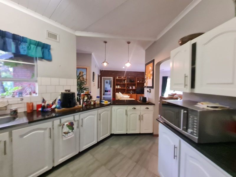 4 bedroom home with 2 flatlets in Meerensee-Bargain buy! - Photo 8