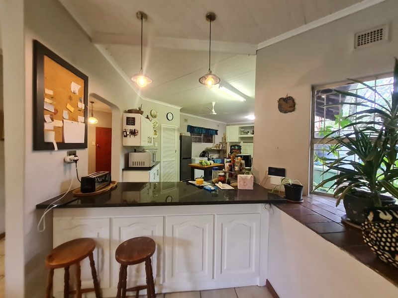 4 bedroom home with 2 flatlets in Meerensee-Bargain buy! - Photo 7