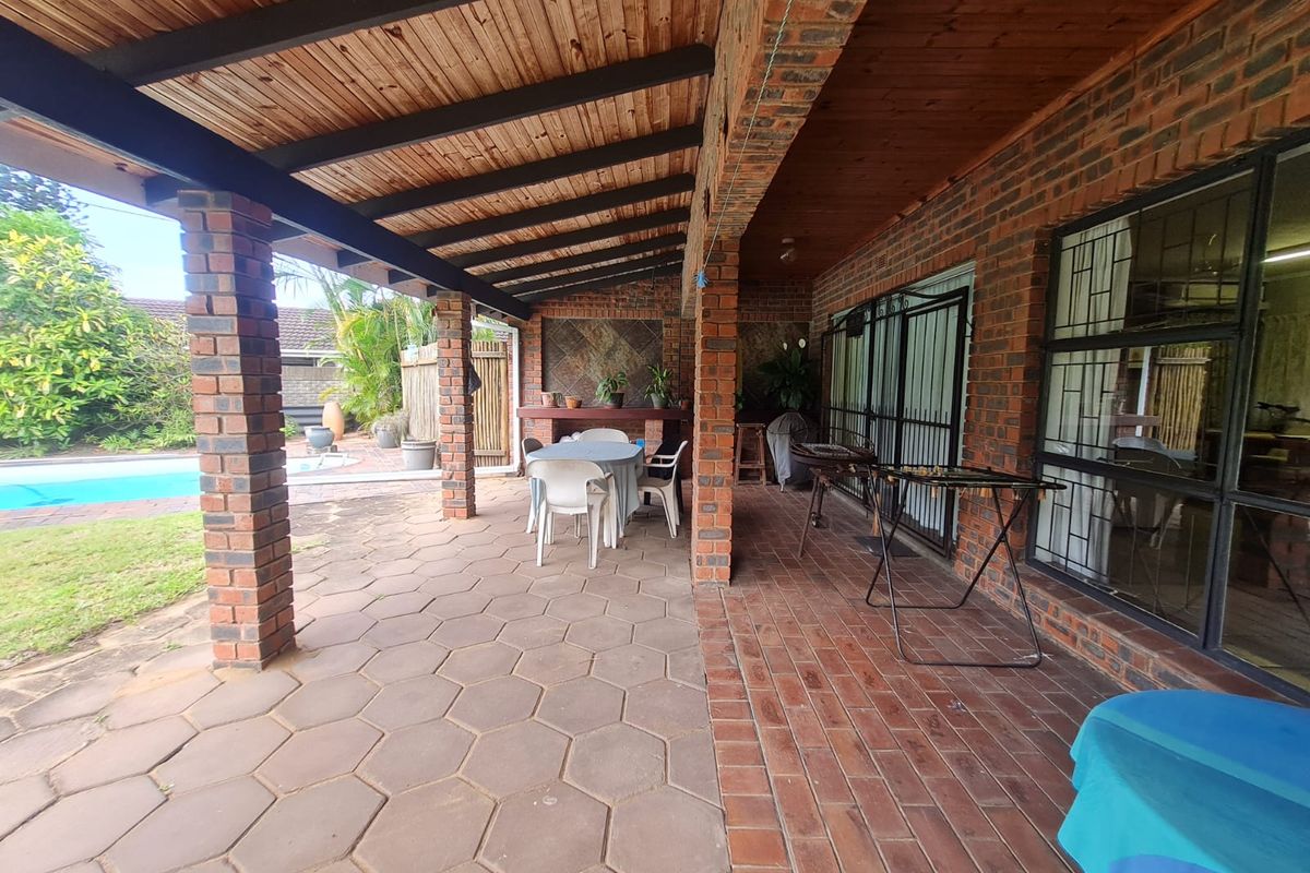 4 bedroom home with 2 flatlets in Meerensee-Bargain buy! - Photo 4