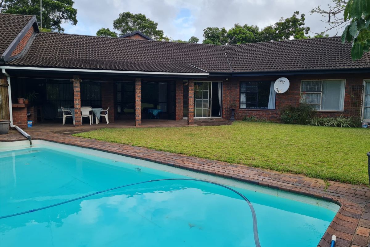 4 bedroom home with 2 flatlets in Meerensee-Bargain buy! - Photo 2