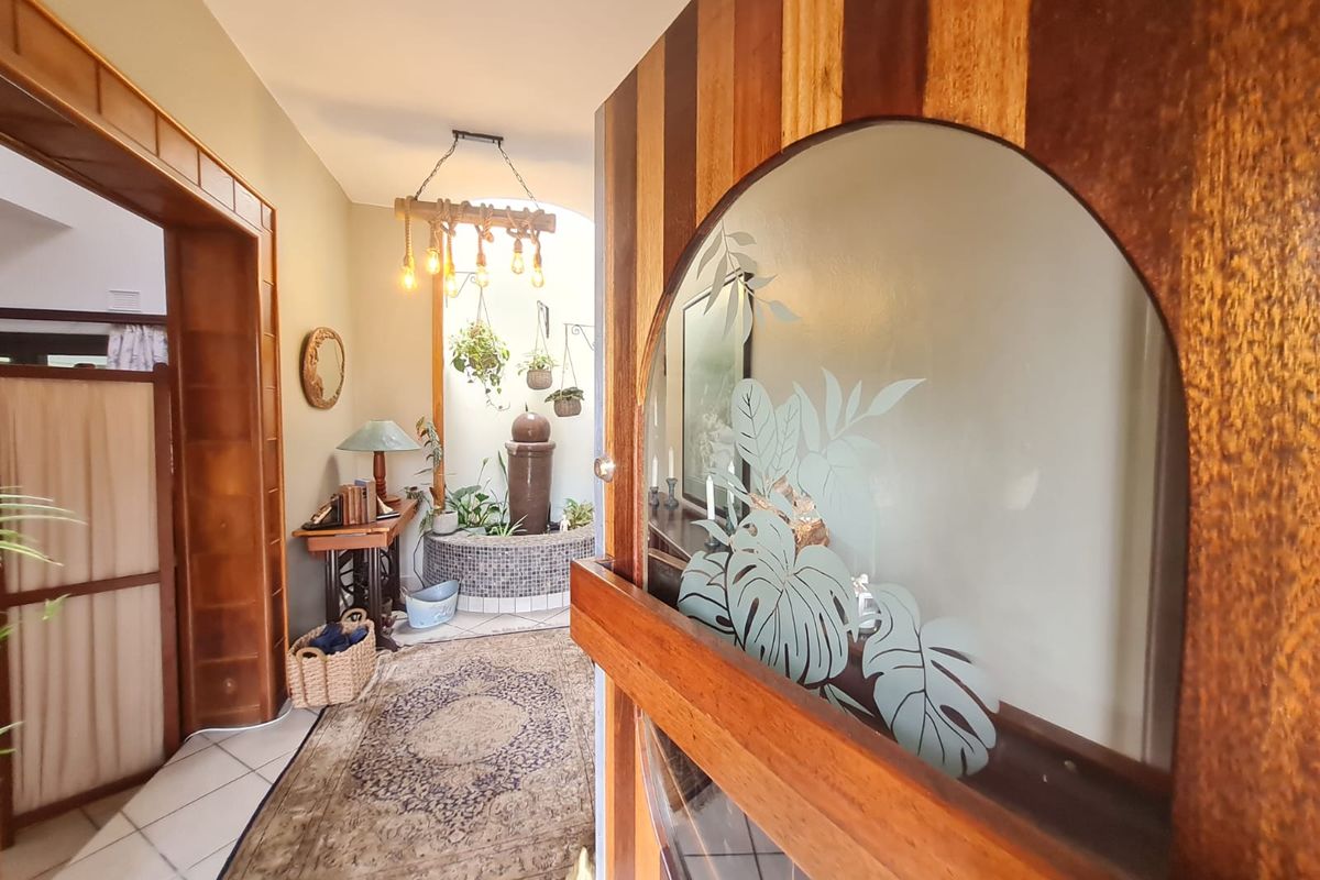 4 bed family home with flalet in Meerensee - Photo 2