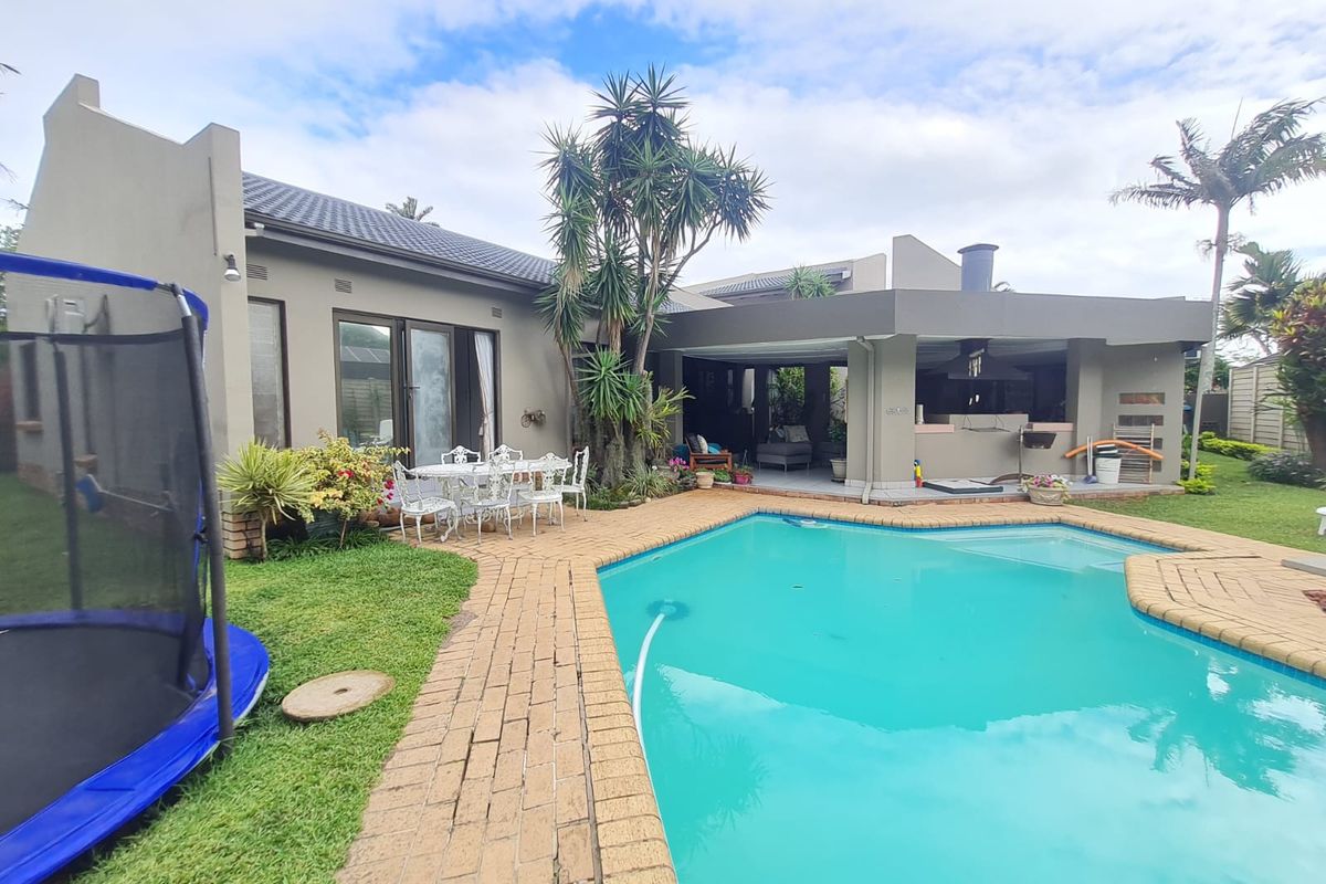 4 bed family home with flalet in Meerensee - Photo 3