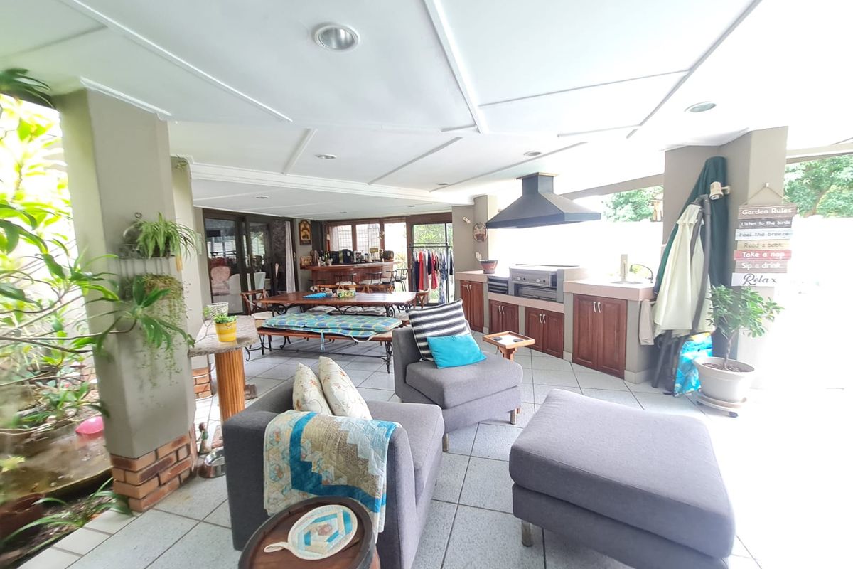 4 bed family home with flalet in Meerensee - Photo 4